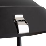 Lampadaire noir en métal avec capot arrondi et attache métallique chromée sur mât