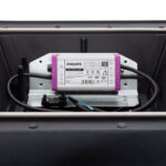 Driver LED Philips Xitanium rectangulaire, capuchons violets, monté sur support métallique avec câbles de connexion