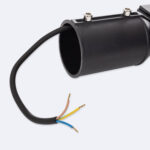 Lampadaire extérieur cylindrique noir en métal avec câble électrique à trois conducteurs dénudés