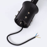 Lampadaire extérieur noir, base cylindrique ouverte avec câble électrique dénudé et vis de fixation