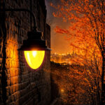 Lampadaire extérieur mural LED ambre avec bras courbé et diffuseur conique en verre