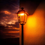 Lampadaire extérieur en métal à lanterne en verre, éclairage ambre, fixation murale, style traditionnel