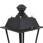 Lampadaire extérieur noir en métal mat, tête carrée avec ornements dorés, montage sur poteau