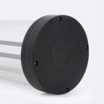 Lampadaire cylindrique extérieur corps aluminium argenté et embout noir circulaire