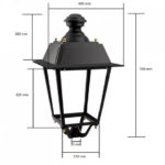 Lampadaire extérieur noir en métal, corps quadrangulaire avec panneaux vitrés, fixation sur poteau