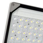 Lampadaire LED rectangulaire avec matrice de LEDs, lentilles transparentes et boîtier aluminium gris