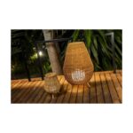 Lampadaire extérieur tressé en osier naturel, lumière LED chaude, forme goutte, posé sur terrasse bois