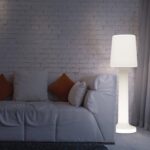 Lampadaire blanc sur pied avec colonne lumineuse et abat-jour plissé