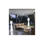 Lampadaire sur pied extérieur blanc translucide LED, forme conique près d'un canapé sur terrasse