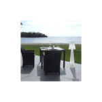 Lampadaire extérieur sur pied blanc conique à LED près d'une table de terrasse