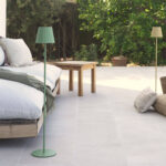 Lampadaire solaire sur pied vert céladon, colonne fine et abat-jour conique