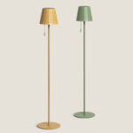 Lampadaire sur pied métal perforé jaune sable et vert céladon avec abat-jour conique et cordon à tirette