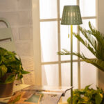 Lampadaire solaire sur pied vert céladon à abat-jour perforé, tige fine et commande à tirette