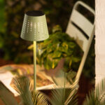 Lampadaire solaire extérieur vert céladon sur piquet, abat-jour métallique perforé