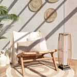 Lampadaire sur pied en bois clair à lattes verticales, colonne d'éclairage extérieure