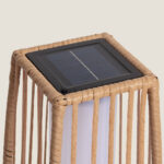 Lampadaire solaire LED en rotin synthétique beige avec panneau solaire supérieur et diffuseur blanc cylindrique