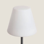 Lampadaire conique blanc sur pied métal noir