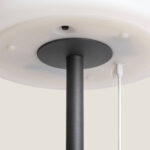 Lampadaire sur pied métal gris foncé avec diffuseur rond blanc et câble blanc apparent