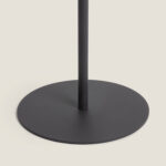 Lampadaire sur pied métal noir mat avec tige fine et base circulaire plate
