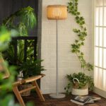 Lampadaire sur pied métal gris avec abat-jour en lames de bois clair et base ronde