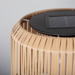 Lampadaire solaire avec panneau solaire intégré et abat-jour tressé beige sur structure métallique noire