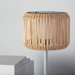 Lampadaire sur pied abat-jour en lattes de bois clair cylindrique, mât métal blanc avec panneau solaire