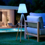 Lampadaire extérieur trépied en bois abat-jour blanc éclairage LED bleu