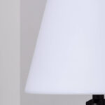 Lampadaire avec abat-jour blanc conique et base métallique noire