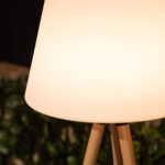 Lampadaire sur trépied avec abat-jour blanc et pieds en bois