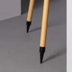 Lampadaire extérieur métal beige avec piquets noirs pointus pour fixation au sol, poteaux cylindriques