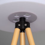 Lampadaire trépied jaune avec diffuseur blanc, fixation noire et modules LED visibles