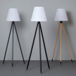 Lampadaire sur trépied, abat-jour blanc, pieds métal noir et bois clair