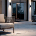 Lampadaire LED blanc à tige fine métallique, abat-jour plat et base ronde pour terrasse extérieure