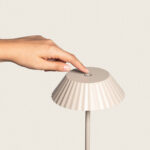 Lampadaire sur pied beige avec abat-jour plissé et interrupteur tactile au sommet