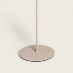 Lampadaire sur pied avec socle rond beige mat, tige fine métallique