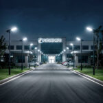 Lampadaire solaire LED sur poteau noir avec panneau solaire et luminaire rectangulaire, éclairage extérieur