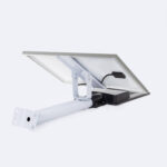 Lampadaire solaire avec panneau inclinable, bras de fixation blanc et boîtier électronique visible