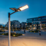 Lampadaire solaire LED blanc sur poteau, tête plate inclinée avec panneau solaire, éclairage public de place