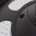 Lampadaire solaire noir avec modules LED intégrés et petit capteur rond sur la tête