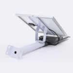 Lampadaire solaire blanc avec panneau solaire incliné et support métallique à fixer