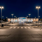 Lampadaire sur pied gris, têtes LED, éclairage de parking extérieur nocturne