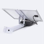 Lampadaire solaire blanc monté sur poteau, panneau solaire inclinable et bras métallique visible