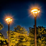 Lampadaire solaire à LED anneau lumineux et mât métallique noir, lumière chaude pour éclairage extérieur de parc