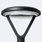 Lampadaire LED solaire noir, tête ronde plate avec diffuseur blanc, bras en V et fixation sur mât