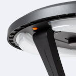 Lampadaire solaire LED avec diffuseur blanc rond, anneau gris, bras noir et indicateur orange