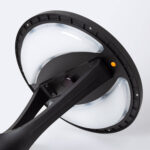 Lampadaire solaire LED noir à deux panneaux semi-circulaires, diffuseur blanc, fixation sur mât pour éclairage public extérieur