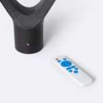 Lampadaire solaire noir avec télécommande blanche à boutons bleus