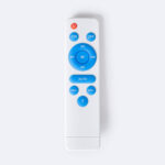 Télécommande blanche à boutons bleus, commande marche/arrêt et minuterie, forme rectangulaire
