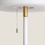 Lampadaire sur pied blanc avec embout doré et chaînette d'allumage métallique
