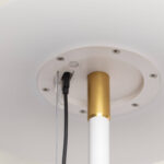 Lampadaire blanc avec collet doré, platine de fixation ronde et câbles apparents